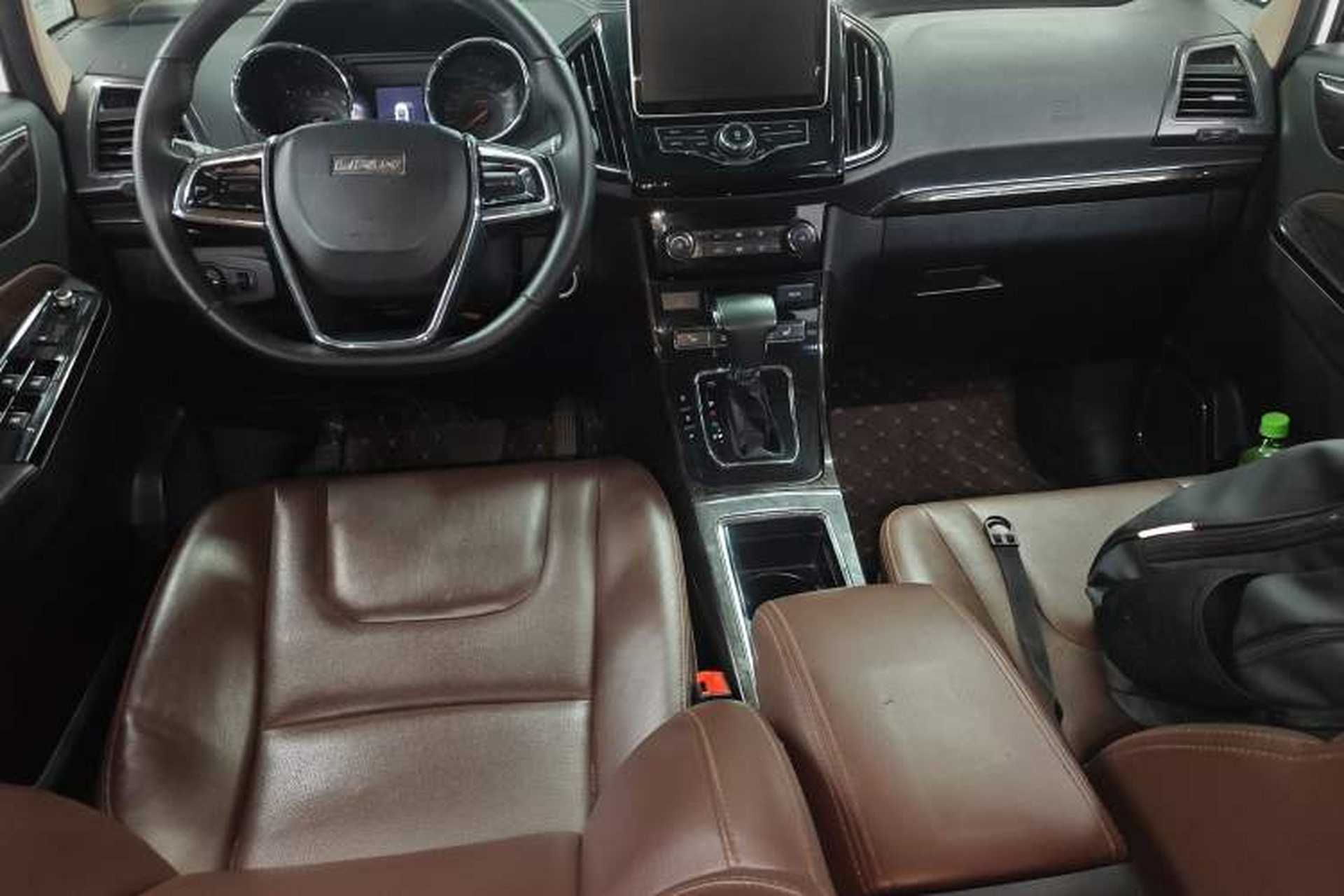 Used Lifan Auto Xuanlang 2017 1.5T Automatic Comfort Model Center Console