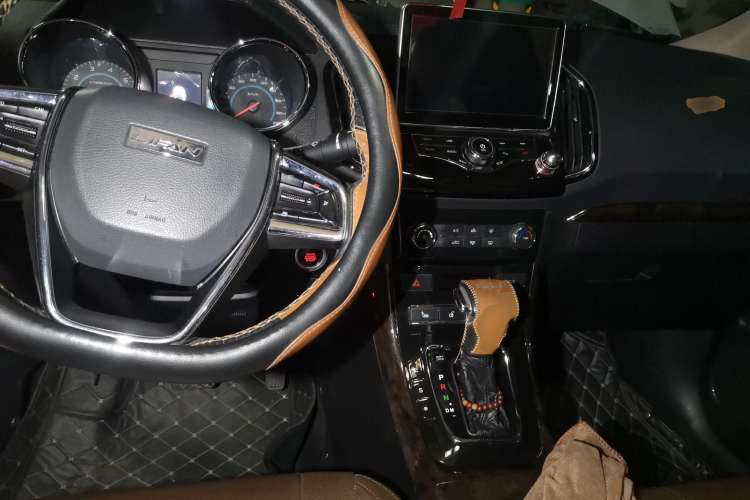 Used Lifan Auto Xuanlang 2017 2.0L CVT Comfort Edition Center Console