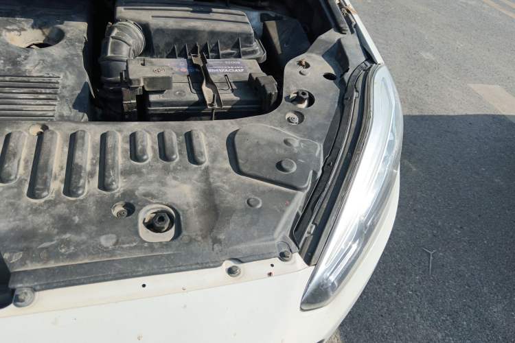 Used Lifan Auto Xuanlang 2017 2.0L CVT Luxury Model Engine Bay Left