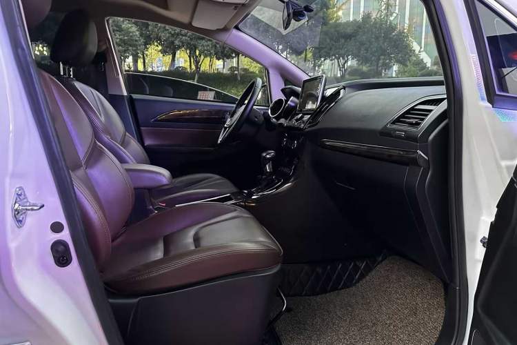 Used Lifan Auto Xuanlang 2017 1.5T Automatic Comfort Model Interior 2