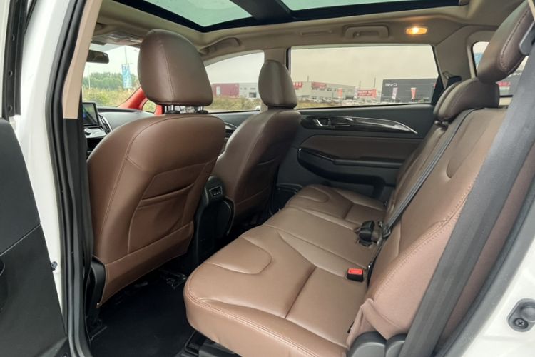 Used Lifan Auto Xuanlang 2017 1.5T Automatic Comfort Model Interior 6