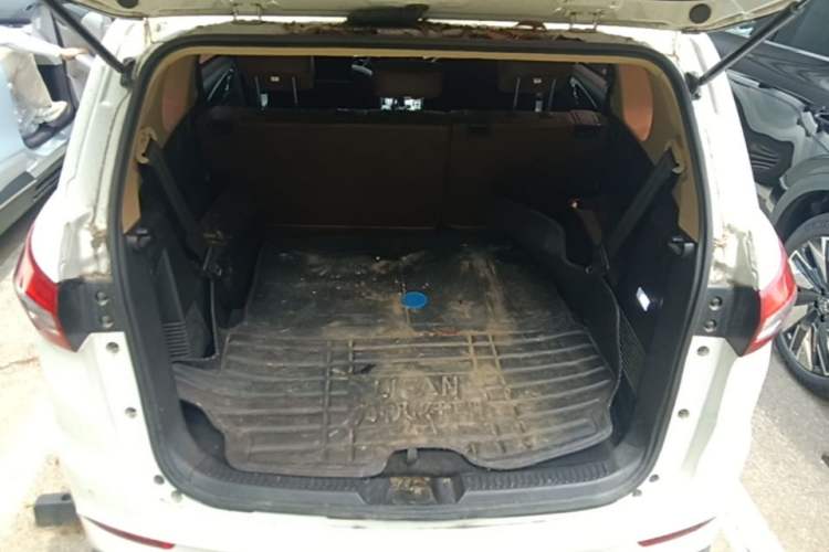 Used Lifan Auto Xuanlang 2017 2.0L CVT Luxury Model Trunk