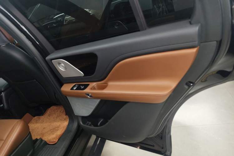 Used Lincoln Aviator 2020 3.0T V6 All-Wheel Drive Executive Version Interior 6