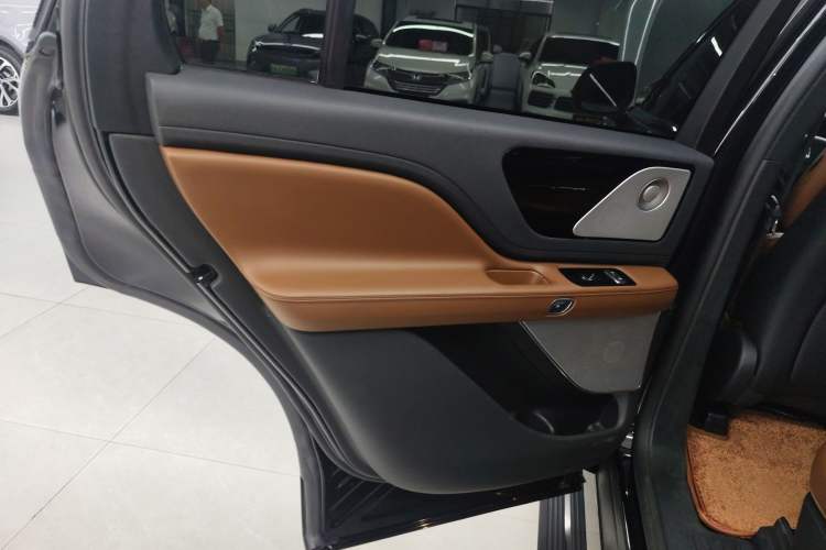 Used Lincoln Aviator 2020 3.0T V6 All-Wheel Drive Executive Version Interior 8