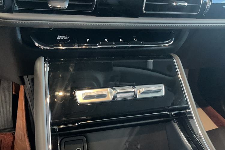 Used Lincoln Aviator 2024 3.0T V6 All-Wheel-Drive Luxury Edition Six Seats Gear Lever
