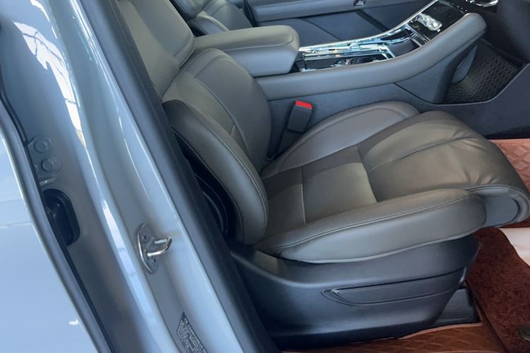 Used Lincoln Aviator 2024 3.0T V6 All-Wheel-Drive Luxury Edition Six Seats Right Front Seat