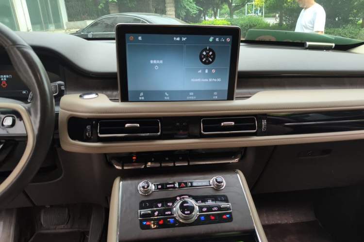 Used Lincoln Aviator 2020 3.0T V6 All-Wheel-Drive Premium Edition Audio And AC Panel