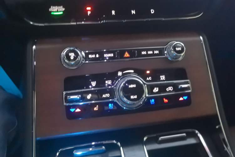 Used Lincoln Aviator 2020 3.0T V6 All-Wheel Drive Executive Version Audio And AC Panel