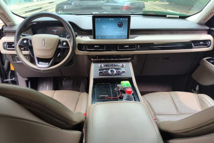 Used Lincoln Aviator 2020 3.0T V6 All-Wheel-Drive Premium Edition Center Console