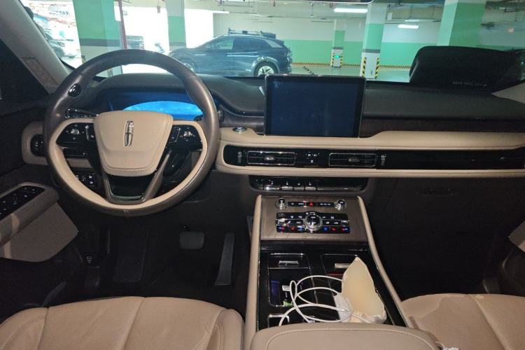 Used Lincoln Aviator 2020 3.0T V6 All-Wheel-Drive Premium Edition Center Console