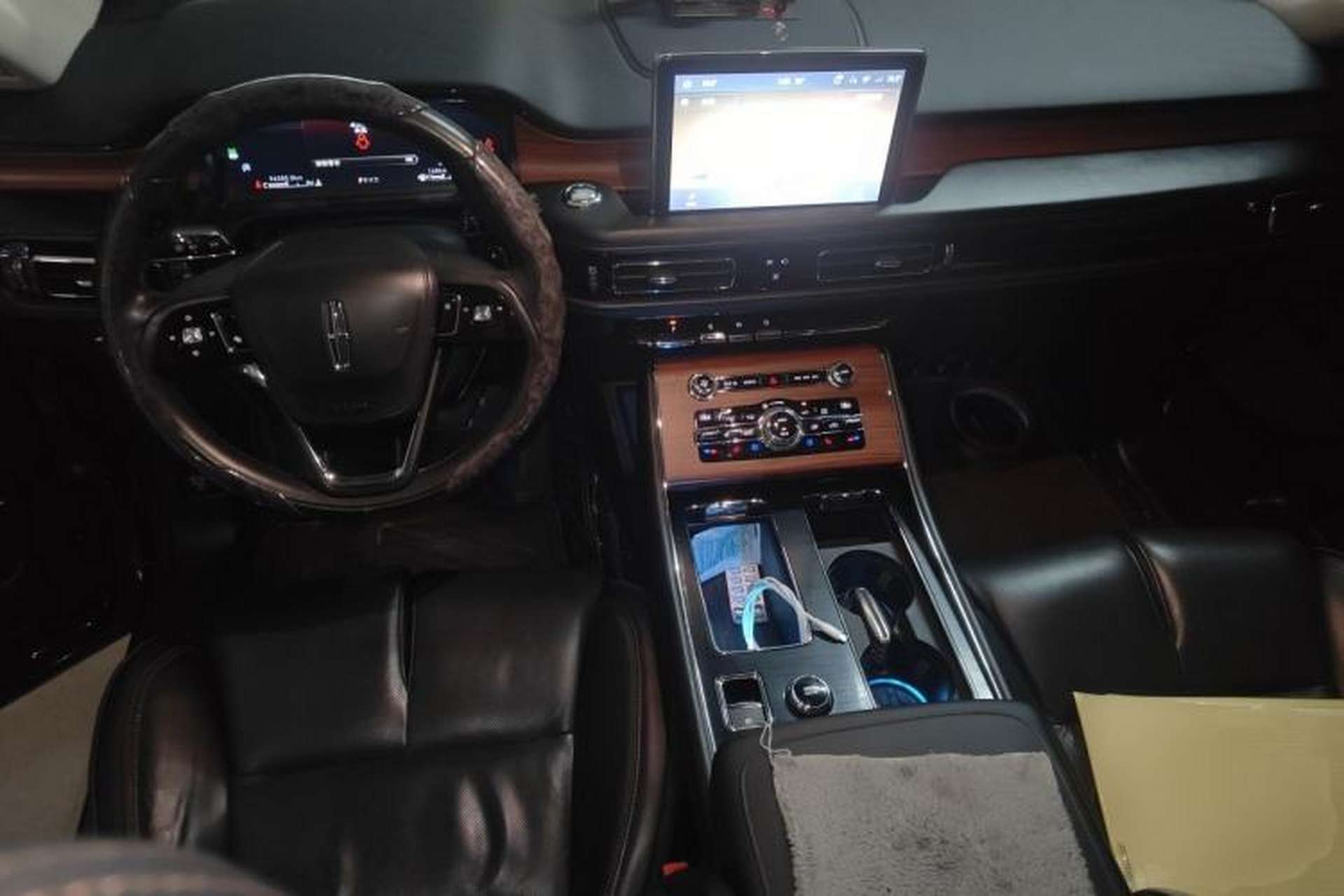 Used Lincoln Aviator 2020 3.0T V6 All-Wheel-Drive Luxury Edition Center Console