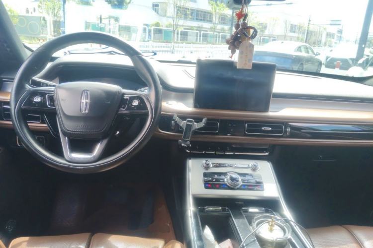Used Lincoln Aviator 2020 3.0T V6 All-Wheel-Drive Luxury Edition Center Console