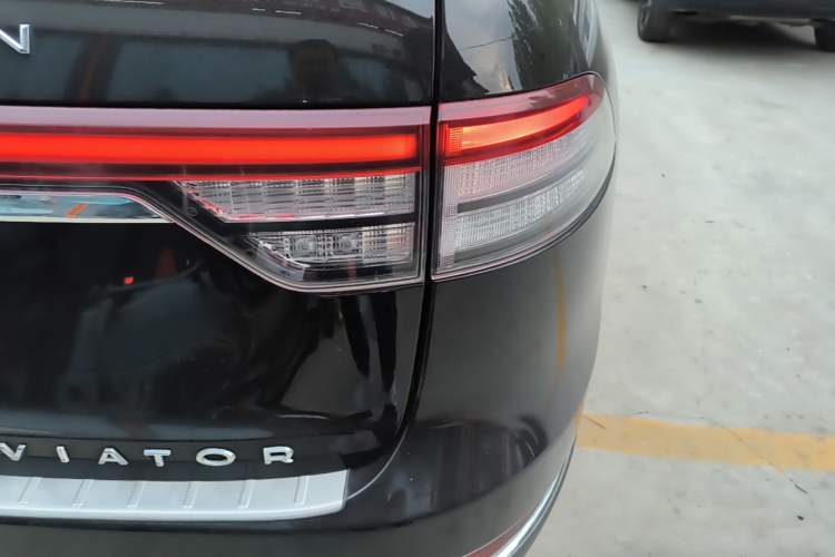 Used Lincoln Aviator 2020 3.0T V6 All-Wheel Drive Executive Version Exterior 3