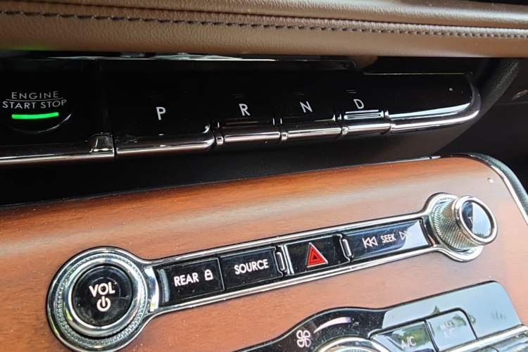 Used Lincoln Aviator 2020 3.0T V6 All-Wheel Drive Executive Version Gear Lever