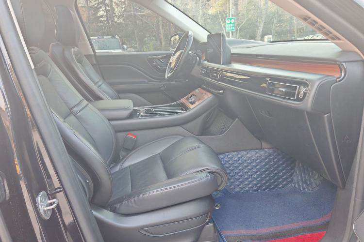 Used Lincoln Aviator 2020 3.0T V6 All-Wheel-Drive Luxury Edition Interior 11