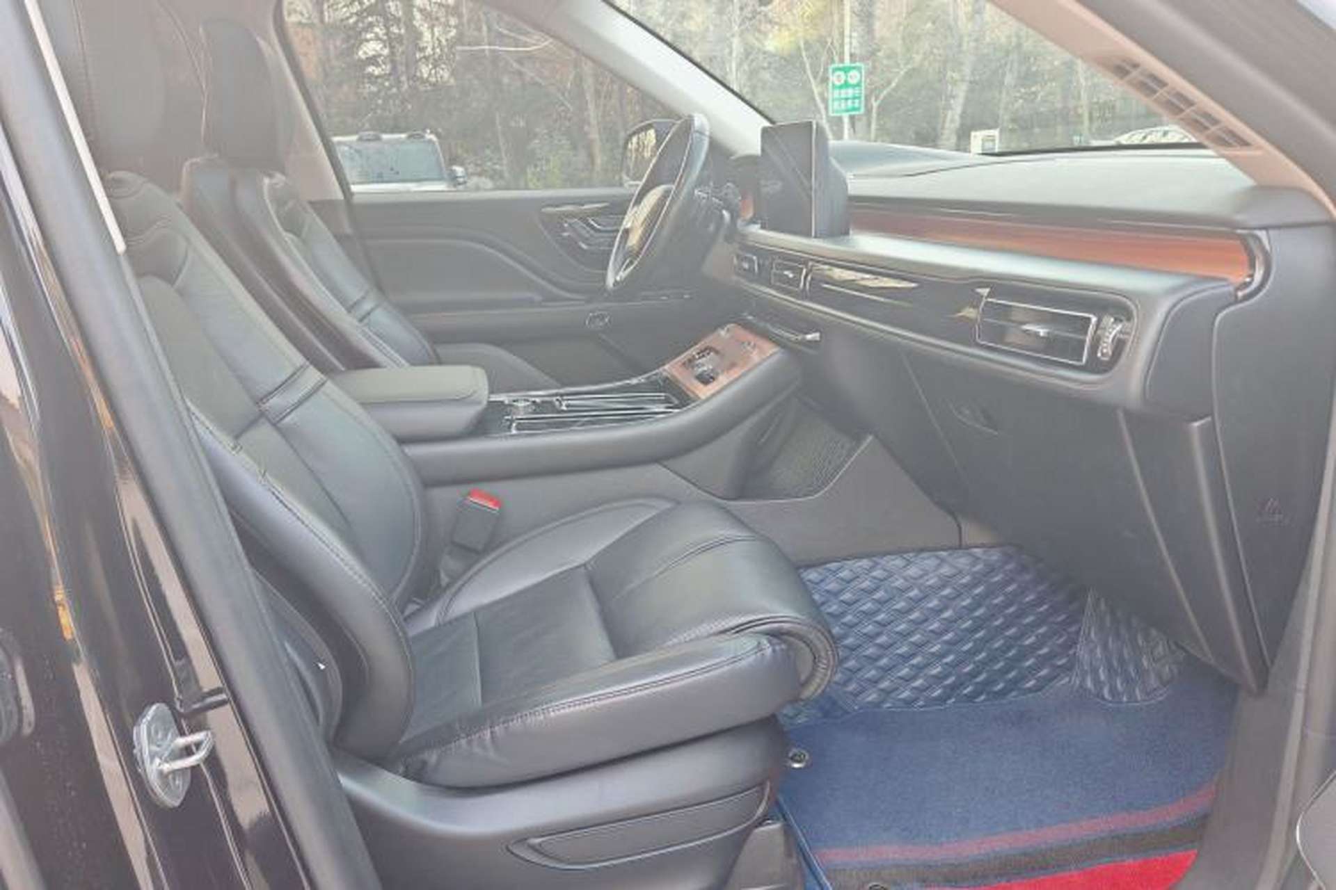 Used Lincoln Aviator 2020 3.0T V6 All-Wheel-Drive Luxury Edition Interior 11