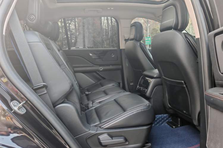 Used Lincoln Aviator 2020 3.0T V6 All-Wheel-Drive Luxury Edition Interior 12