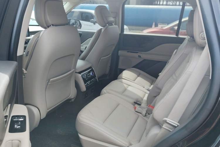 Used Lincoln Aviator 2020 3.0T V6 All-Wheel-Drive Premium Edition Left Rear Seat