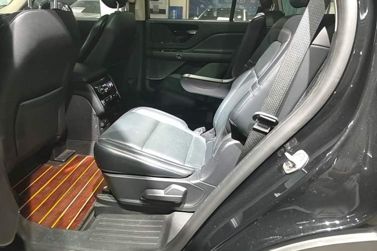Used Lincoln Aviator 2020 3.0T V6 Four-Wheel Drive Premium Edition Left Rear Seat