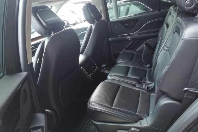 Used Lincoln Aviator 2020 3.0T V6 All-Wheel-Drive Luxury Edition Left Rear Seat