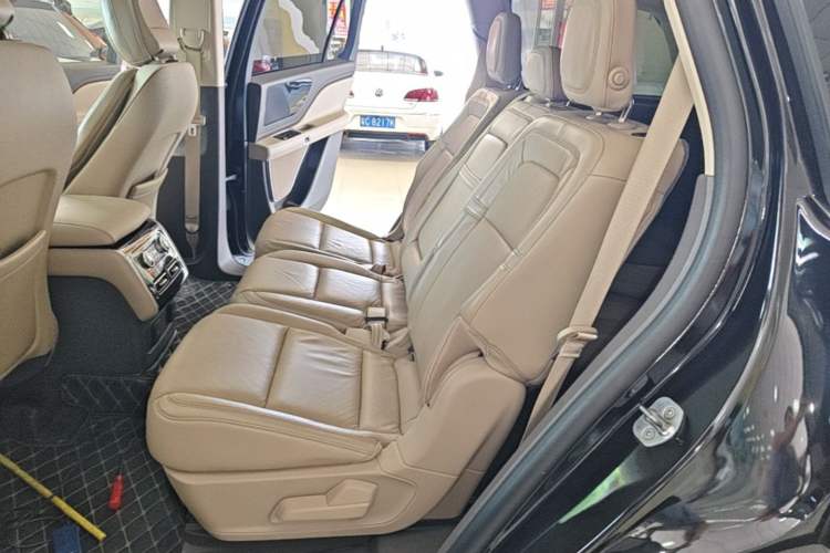 Used Lincoln Aviator 2020 3.0T V6 All-Wheel-Drive Premium Edition Left Rear Seat