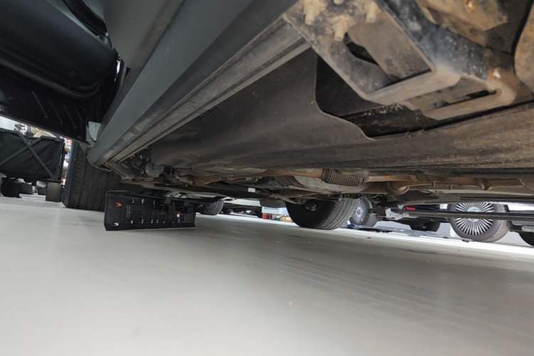Used Lincoln Aviator 2020 3.0T V6 All-Wheel-Drive Premium Edition Left Side Sill