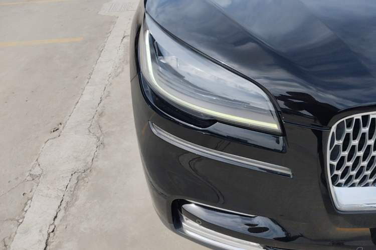 Used Lincoln Aviator 2020 3.0T V6 All-Wheel-Drive Premium Edition Right Front Headlight