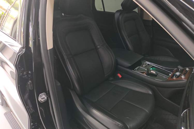 Used Lincoln Aviator 2020 3.0T V6 All-Wheel-Drive Premium Edition Right Front Seat