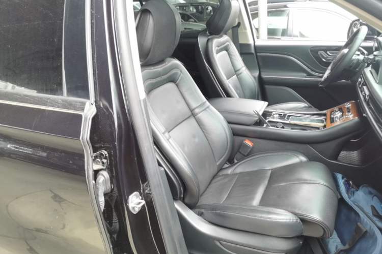 Used Lincoln Aviator 2020 3.0T V6 All-Wheel-Drive Luxury Edition Right Front Seat