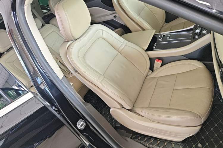 Used Lincoln Aviator 2020 3.0T V6 All-Wheel-Drive Premium Edition Right Front Seat
