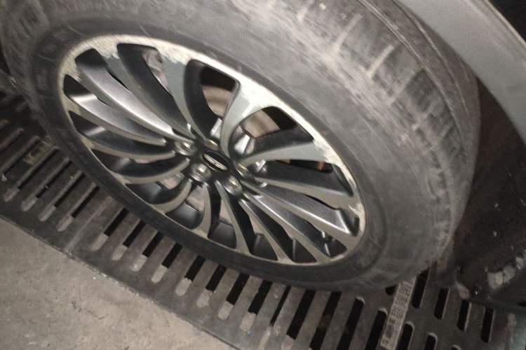 Used Lincoln Aviator 2020 3.0T V6 All-Wheel-Drive Luxury Edition Right Front Wheel Hub