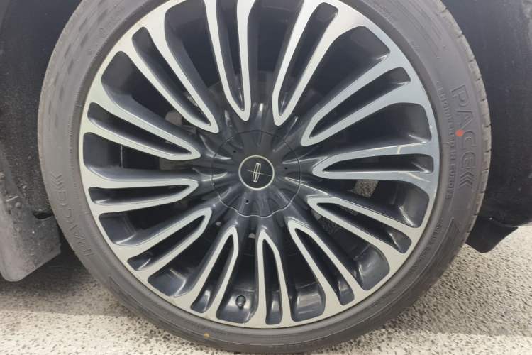 Used Lincoln Aviator 2020 3.0T V6 Four-Wheel Drive Presidential Edition Right Front Wheel Hub