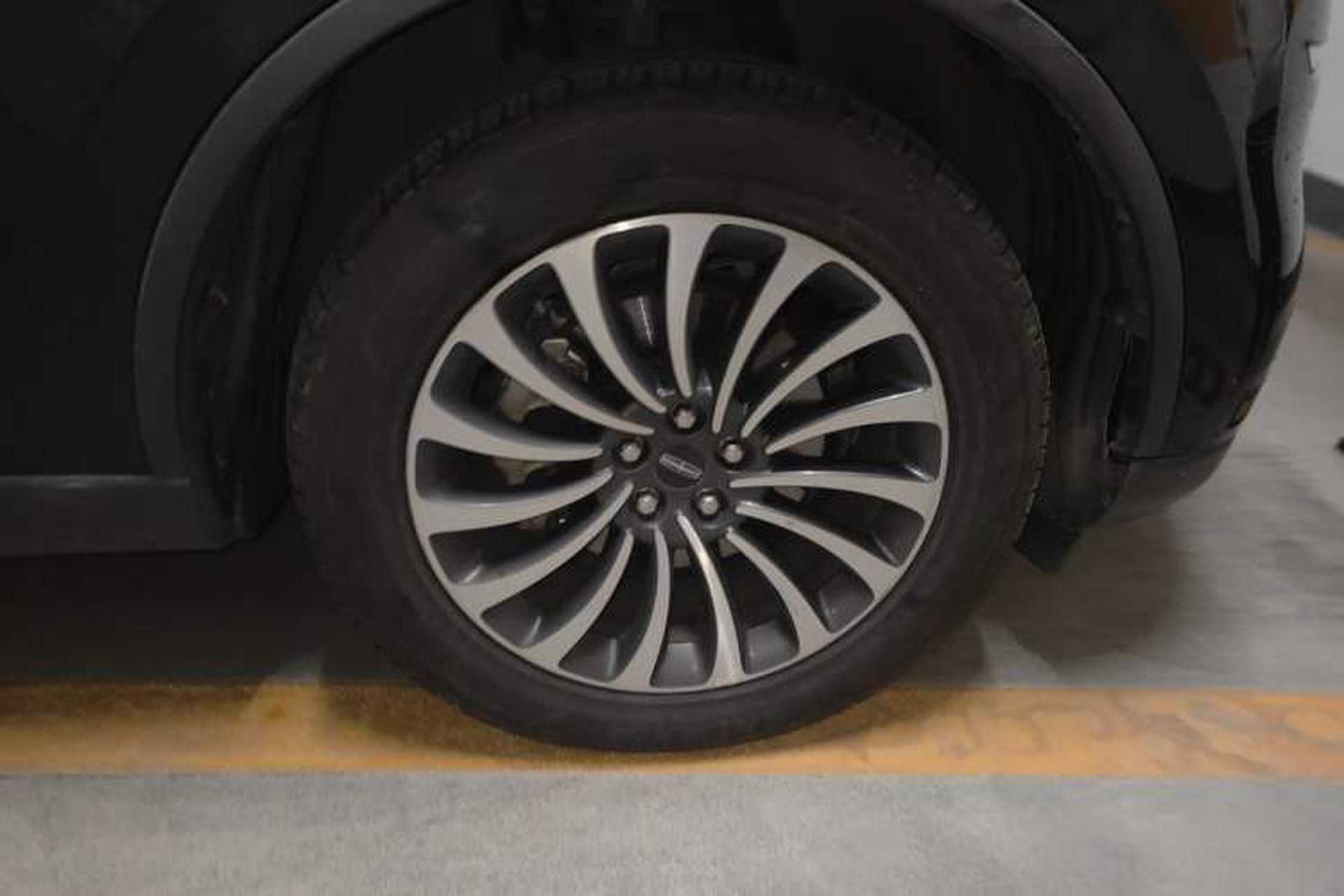 Used Lincoln Aviator 2020 3.0T V6 All-Wheel-Drive Luxury Edition Right Front Wheel Hub