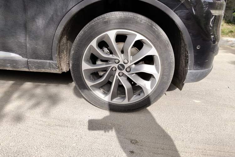 Used Lincoln Aviator 2020 3.0T V6 All-Wheel Drive Executive Version Right Front Wheel Hub
