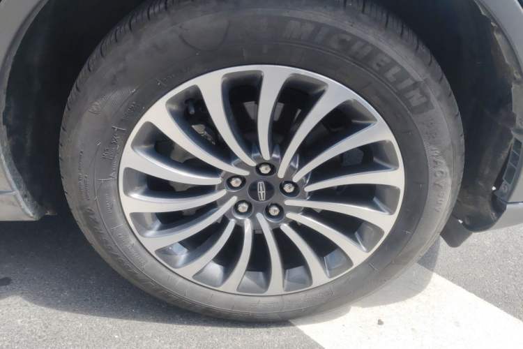 Used Lincoln Aviator 2020 3.0T V6 All-Wheel-Drive Luxury Edition Right Front Wheel Hub