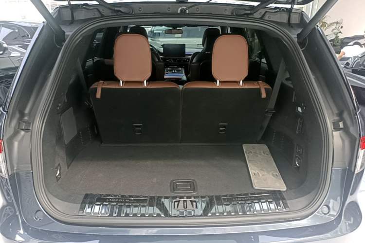 Used Lincoln Aviator 2020 3.0T V6 All-Wheel Drive Executive Version Trunk