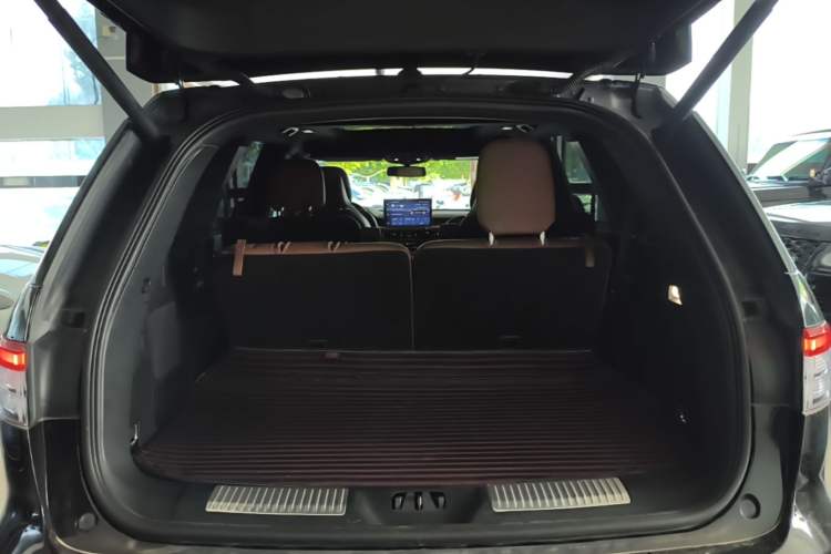 Used Lincoln Aviator 2020 3.0T V6 All-Wheel Drive Executive Version Trunk