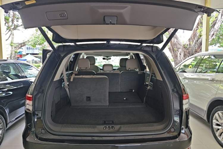 Used Lincoln Aviator 2020 3.0T V6 All-Wheel-Drive Premium Edition Trunk
