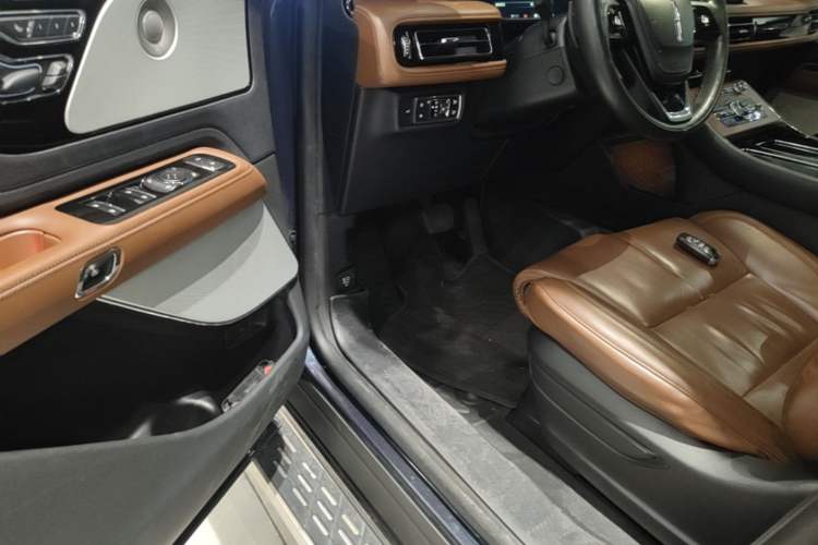 Used Lincoln Aviator 2020 3.0T V6 All-Wheel Drive Executive Version Driver Seat