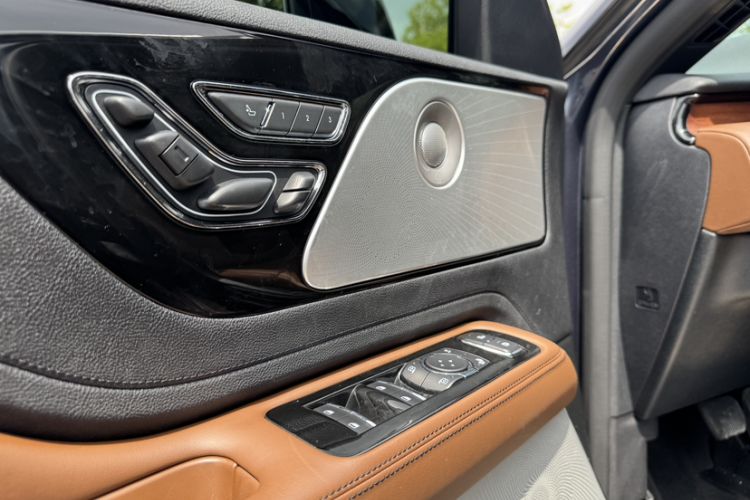 Used Lincoln Aviator 2020 3.0T V6 All-Wheel Drive Executive Version Interior 3