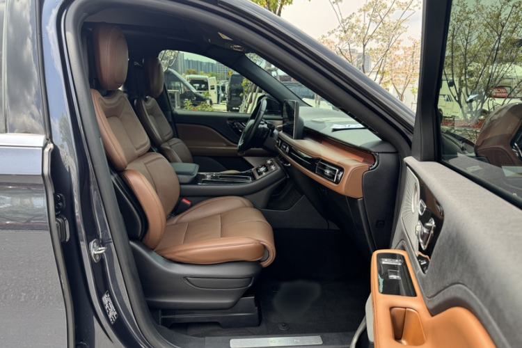 Used Lincoln Aviator 2020 3.0T V6 All-Wheel Drive Executive Version Interior 4