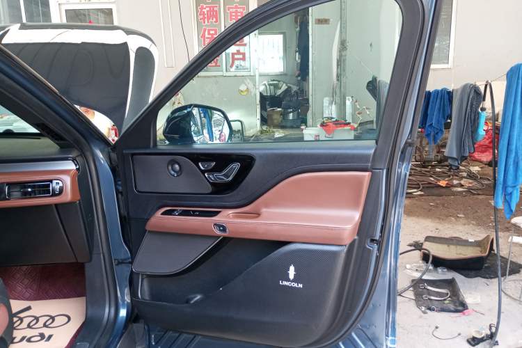 Used Lincoln Aviator 2020 3.0T V6 All-Wheel-Drive Luxury Edition Interior 5
