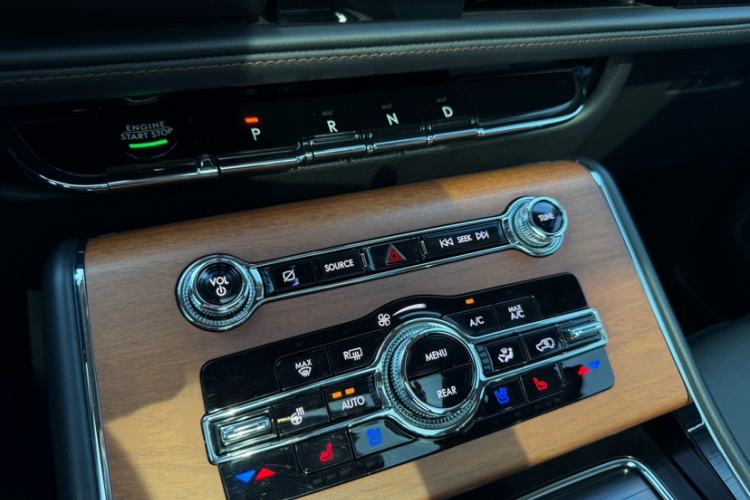 Used Lincoln Aviator 2020 3.0T V6 Four-Wheel Drive Premium Edition Interior 8