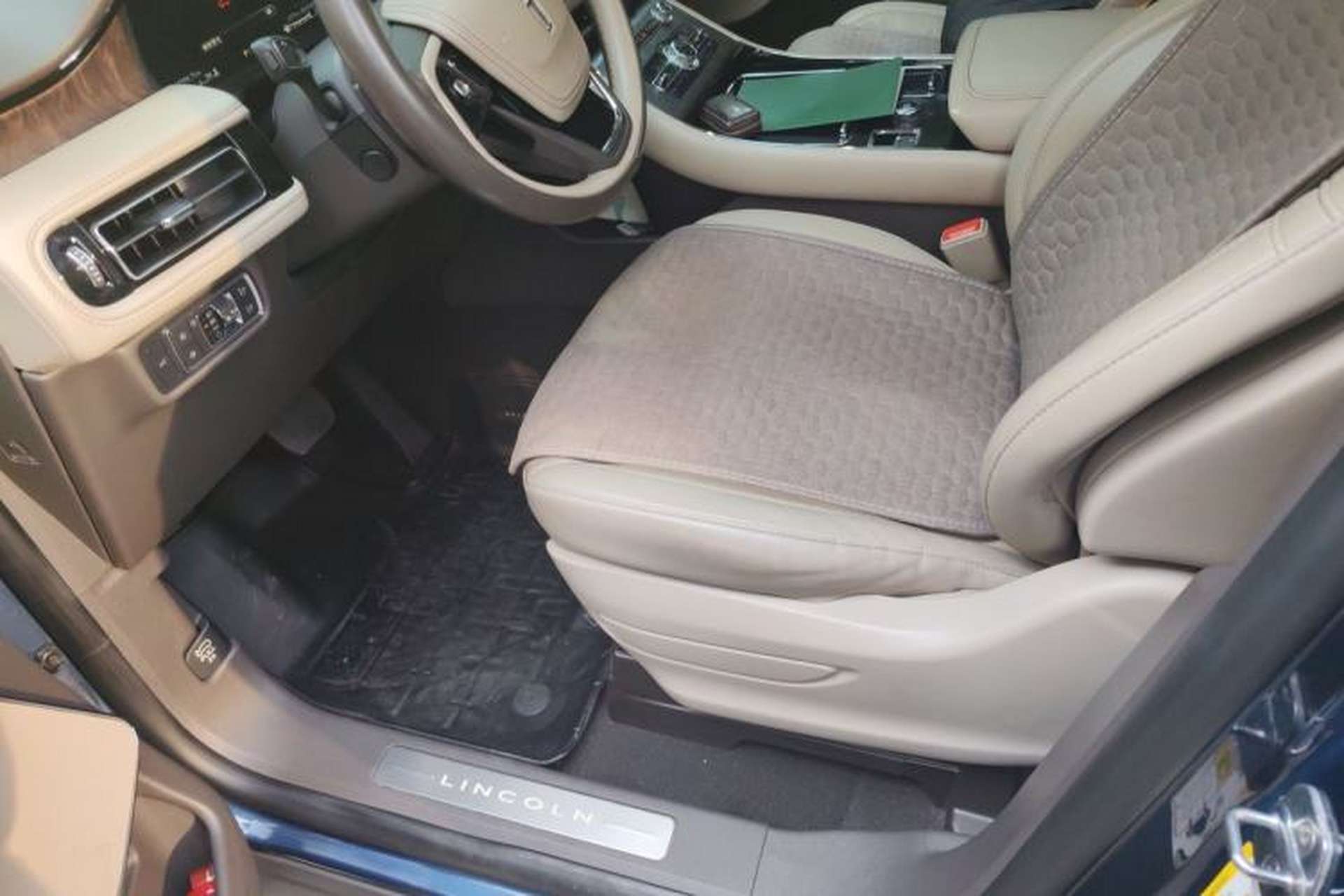 Used Lincoln Aviator 2020 3.0T V6 All-Wheel-Drive Premium Edition Left Front Seat