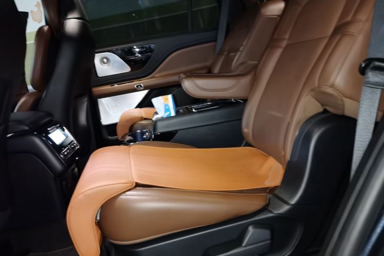 Used Lincoln Aviator 2020 3.0T V6 All-Wheel Drive Executive Version Left Rear Seat