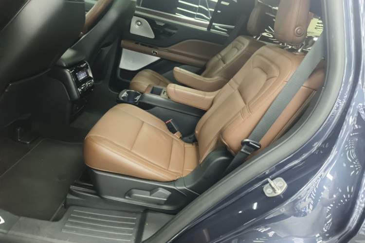 Used Lincoln Aviator 2020 3.0T V6 All-Wheel Drive Executive Version Left Rear Seat