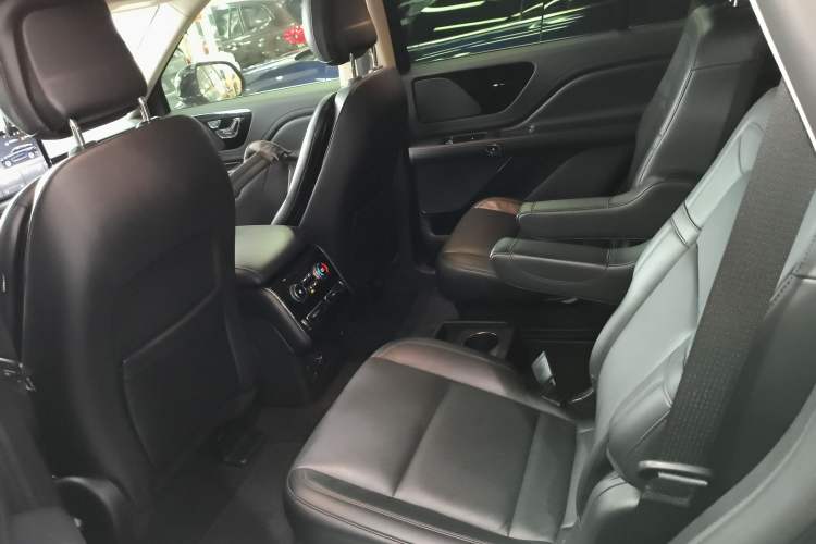 Used Lincoln Aviator 2020 3.0T V6 Four-Wheel Drive Premium Edition Left Rear Seat