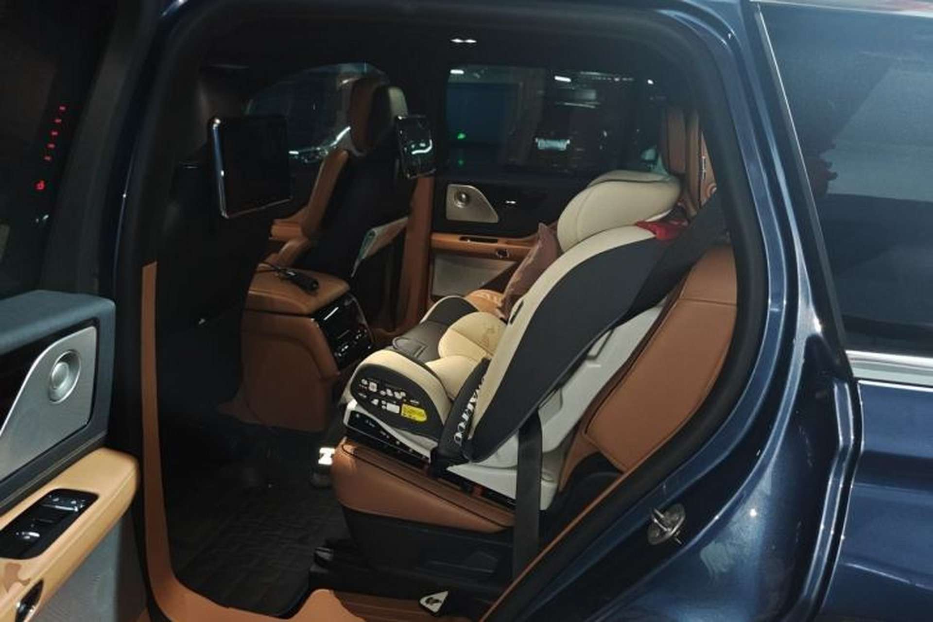 Used Lincoln Aviator 2020 3.0T V6 Four-Wheel Drive Presidential Edition Left Rear Seat