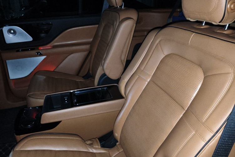 Used Lincoln Aviator 2020 3.0T V6 Four-Wheel Drive Presidential Edition Left Rear Seat