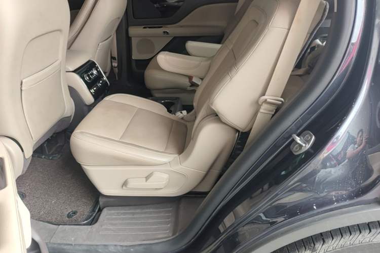Used Lincoln Aviator 2020 3.0T V6 Four-Wheel Drive Premium Edition Left Rear Seat